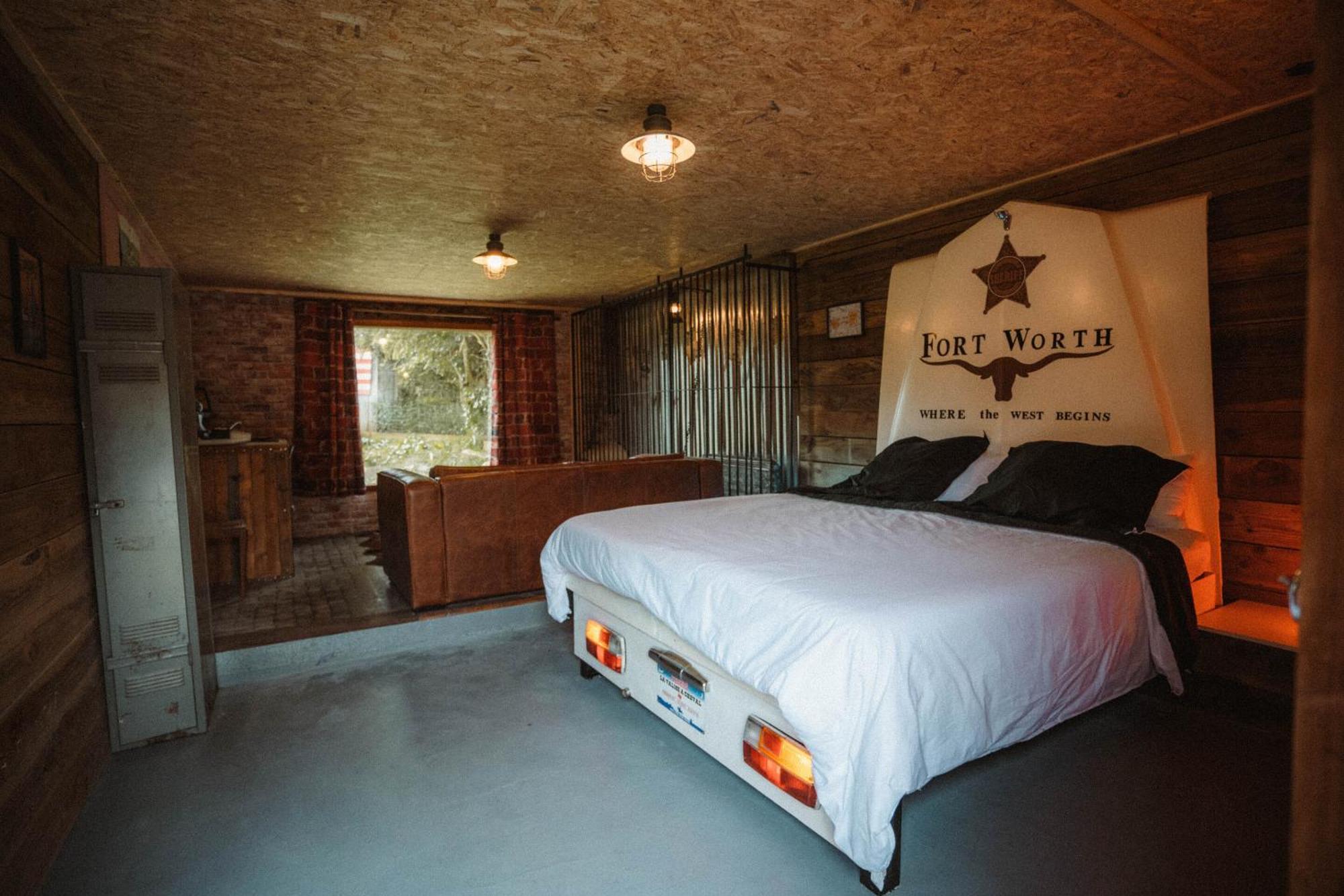 La Valise A Cheval Bed & Breakfast Mezieres-sur-Ponthouin Oda fotoğraf